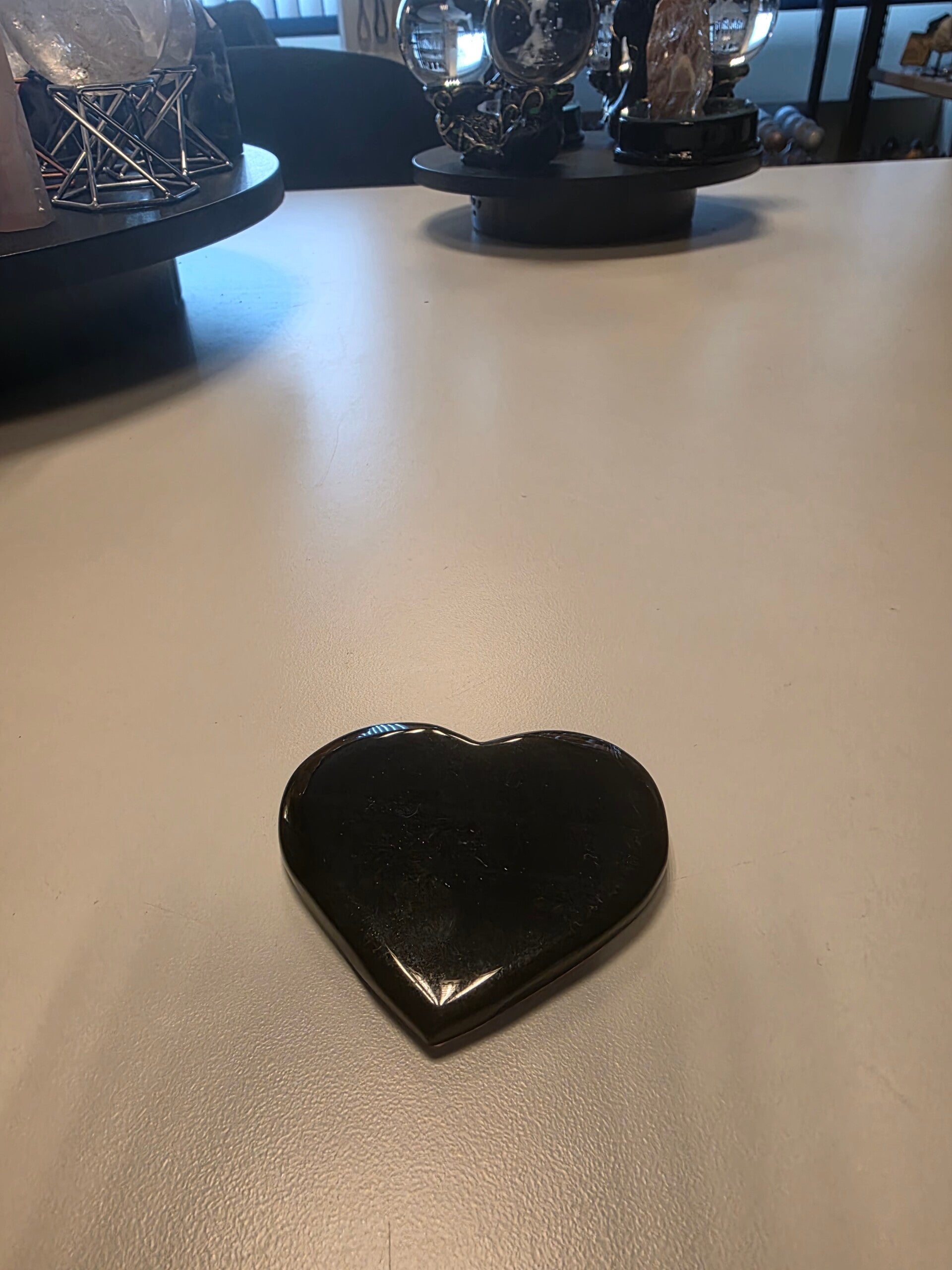 Prachtig ice Obsidiaan Hart 7x6.5 cm nr. 19 aardende en beschermende steen, die helpt bij het opruimen van negatieve energie en het stimuleren van persoonlijke ontwikkeling door inzicht. Op fysiek niveau wordt