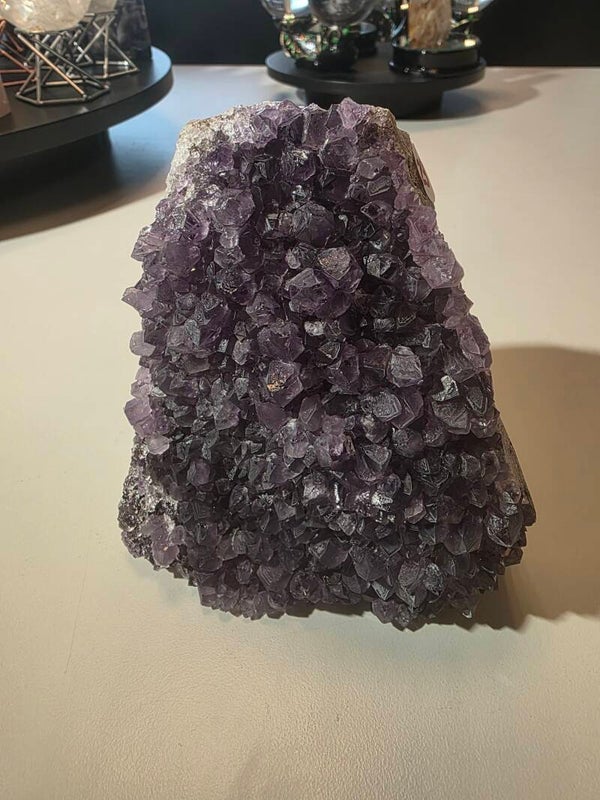 AMETHIST OP STANDVLAK 13x11 cm nr. 20 Verlichting van hoofdpijn en migraine, Hulp bij slapeloosheid en nachtmerries, Vermindering van stress en spanning in nek en schouders, Positieve invloed op huidklachten, Ondersteuning bij diabetes en de alvleesklier