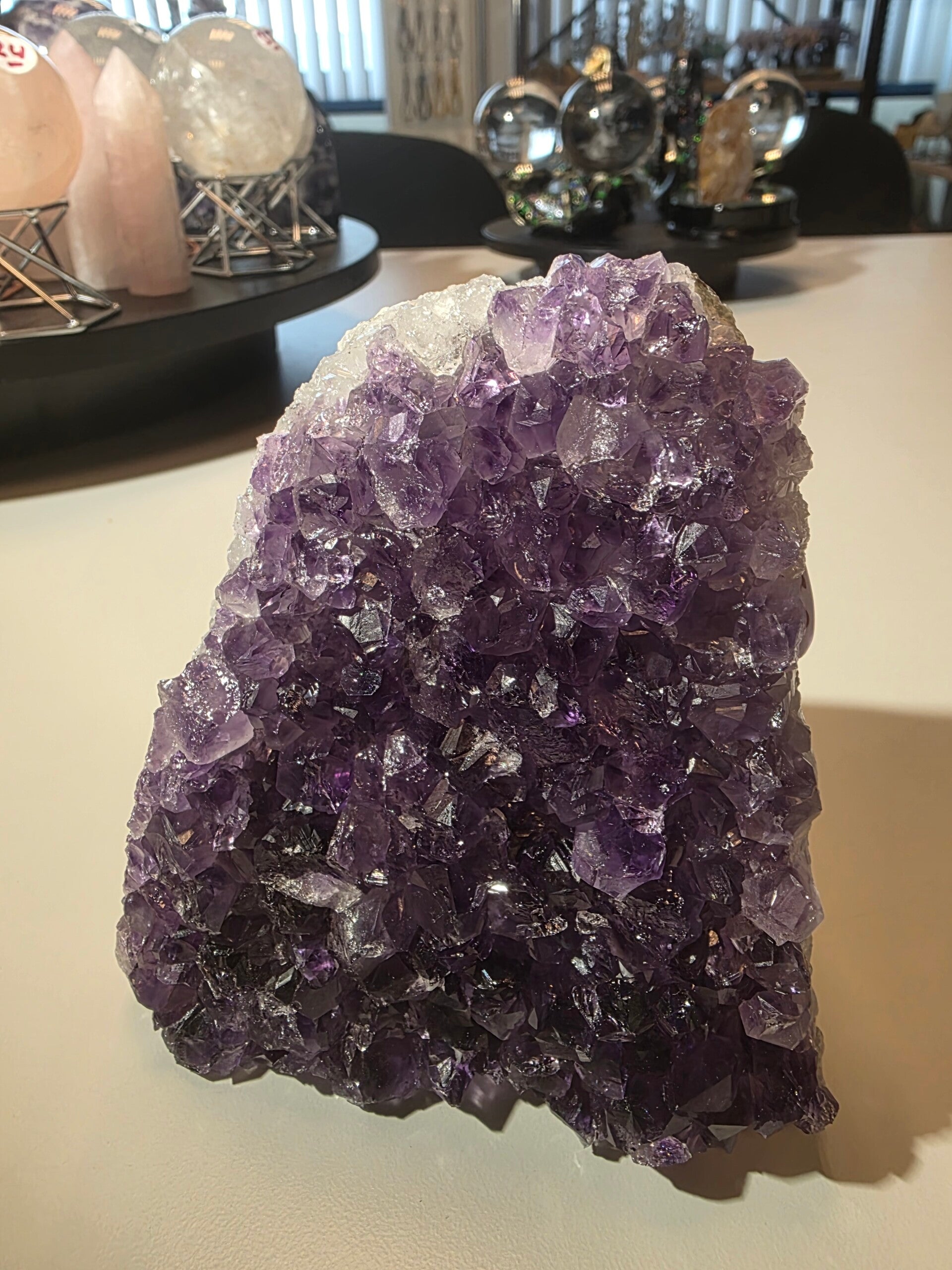 AMETHIST OP STANDVLAK 12.5x11 cm nr. 21 Vergroot spiritueel bewustzijn en intuïtie, Vergemakkelijkt meditatie en spirituele groei, Beschermt tegen negatieve invloeden, Versterkt het gevoel van rechtvaardigheid en oprechtheid.