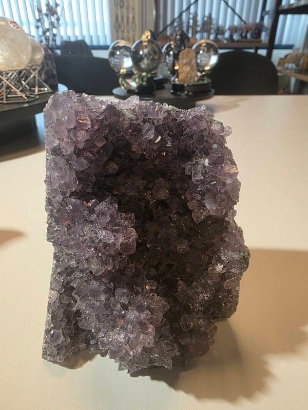 AMETHIST OP STANDVLAK 12.5x9 cm nr.23 Vergroot spiritueel bewustzijn en intuïtie, Vergemakkelijkt meditatie en spirituele groei, Beschermt tegen negatieve invloeden, Versterkt het gevoel van rechtvaardigheid en oprechtheid.