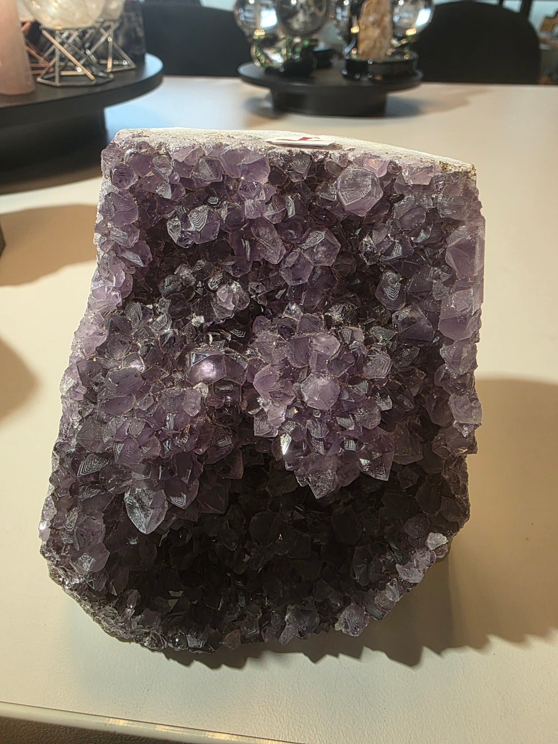 AMETHIST OP STANDVLAK 11x10cm nr. 24 Vergroot spiritueel bewustzijn en intuïtie, Vergemakkelijkt meditatie en spirituele groei, Beschermt tegen negatieve invloeden, Versterkt het gevoel van rechtvaardigheid en oprechtheid.