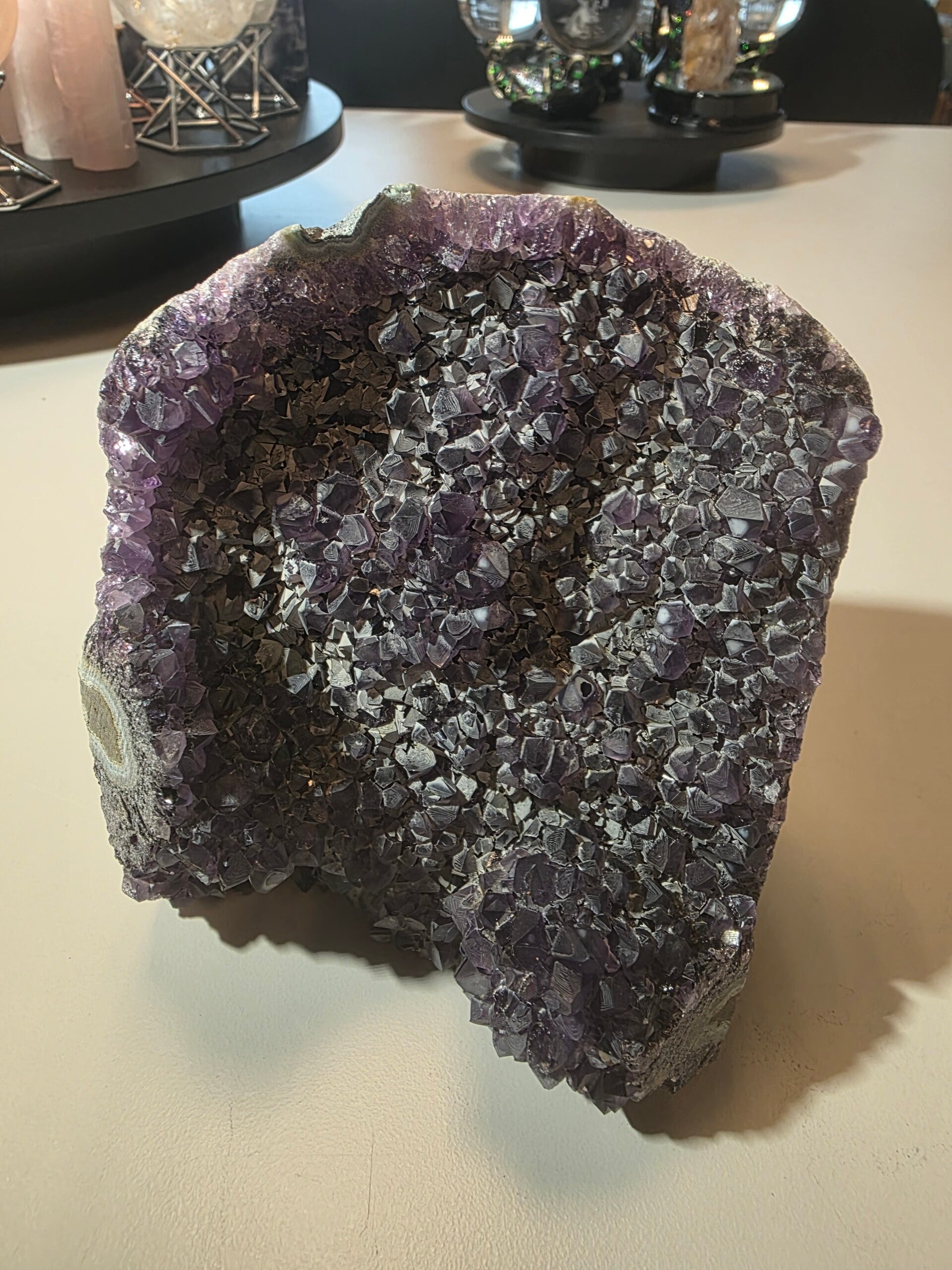 AMETHIST OP STANDVLAK 13x10cm nr. 27 Vergroot spiritueel bewustzijn en intuïtie, Vergemakkelijkt meditatie en spirituele groei, Beschermt tegen negatieve invloeden, Versterkt het gevoel van rechtvaardigheid en oprechtheid.