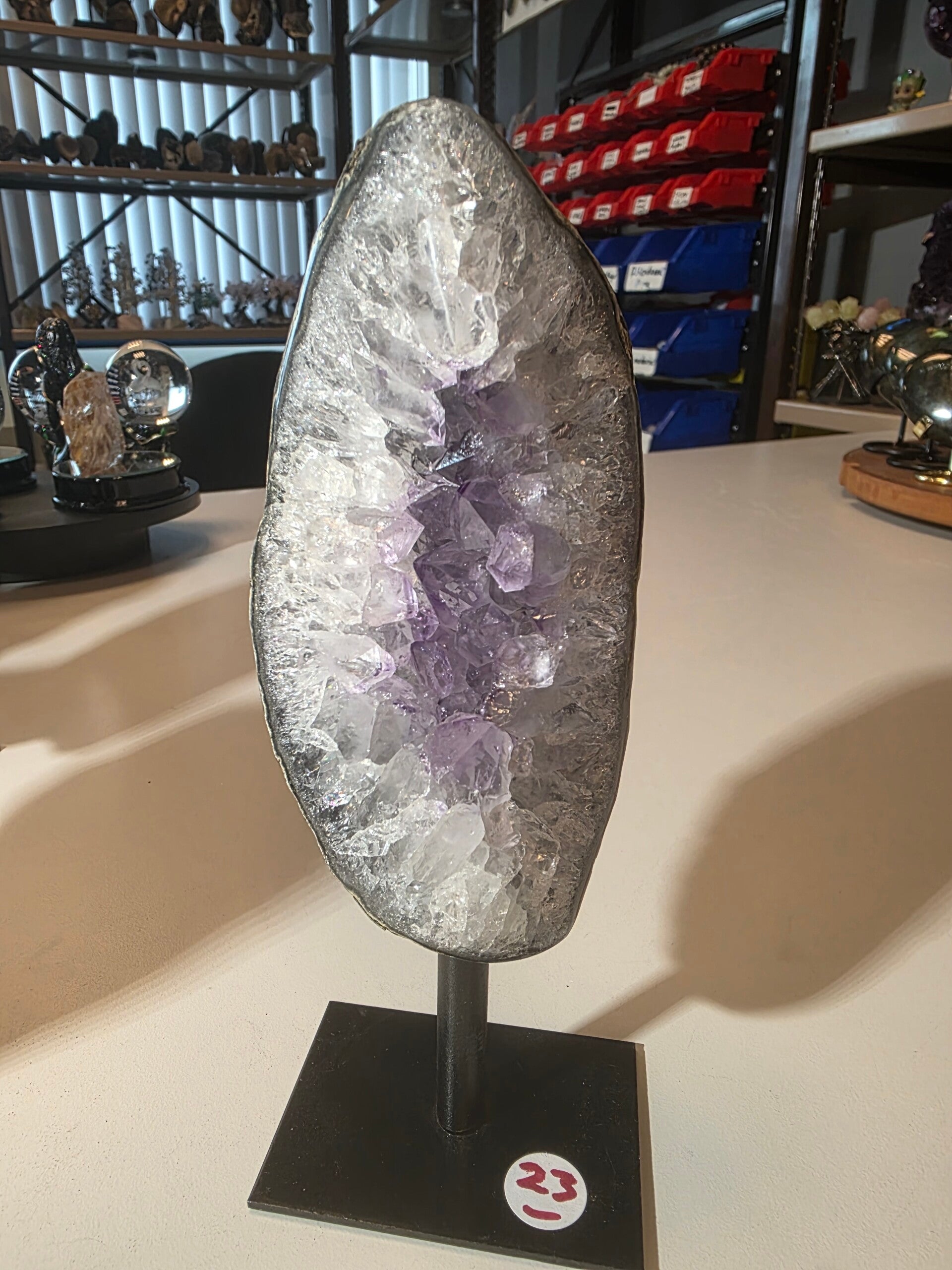 AMETHIST OP standaard 18x7cm nr.32 Vergroot spiritueel bewustzijn en intuïtie, Vergemakkelijkt meditatie en spirituele groei, Beschermt tegen negatieve invloeden, Versterkt het gevoel van rechtvaardigheid en oprechtheid.