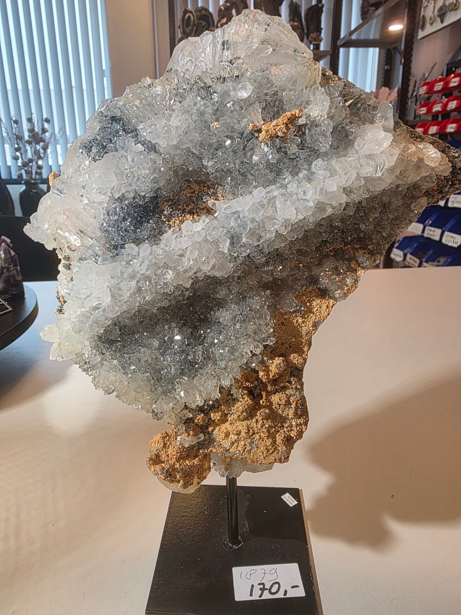 BLOEMAMATHIST 30CM HOOG 22CM BREED NR.43 kalmerende en zuiverende werking. Het helpt bij stress, spanningen, hoofdpijn en bevordert een goede nachtrust. Daarnaast kan amethist inzicht geven in emotionele processen en helpen bij het verwerken van trauma's