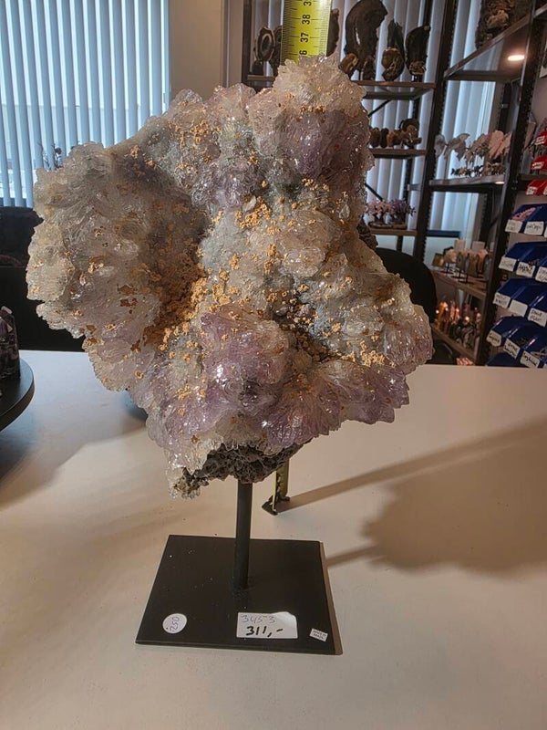 BLOEMAMATHIST 34CM HOOG 23.5 BREED NR. 44 kalmerende en zuiverende werking. Het helpt bij stress, spanningen, hoofdpijn en bevordert een goede nachtrust. Daarnaast kan amethist inzicht geven in emotionele processen en helpen bij het verwerken van trauma's