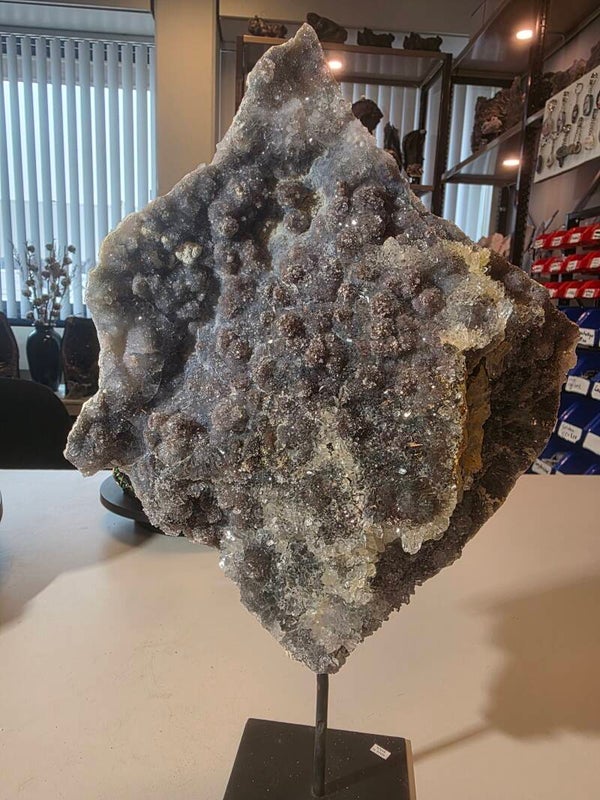 BLOEMAMATHIST 39CM HOOG 25CM BREED NR.45 kalmerende en zuiverende werking. Het helpt bij stress, spanningen, hoofdpijn en bevordert een goede nachtrust. Daarnaast kan amethist inzicht geven in emotionele processen en helpen bij het verwerken van trauma's