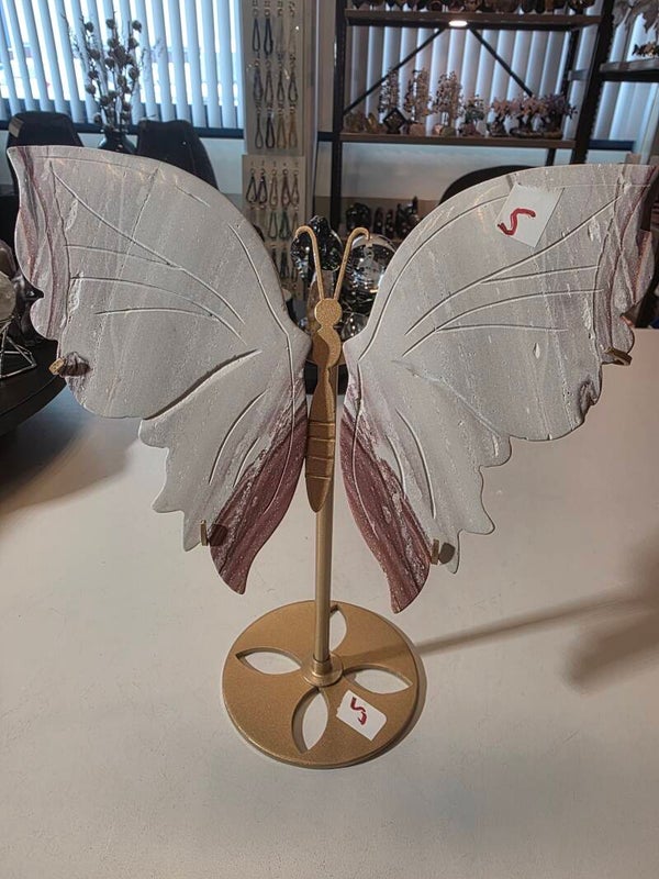 Mexicaanse Agaat Vlinder 24cm hoog 21.5cm breed nr. 49 bevorderen van balans, rust en bescherming. Het wordt geassocieerd met aardende, kalmerende en stabiliserende effecten, zowel op fysiek als emotioneel niveau.