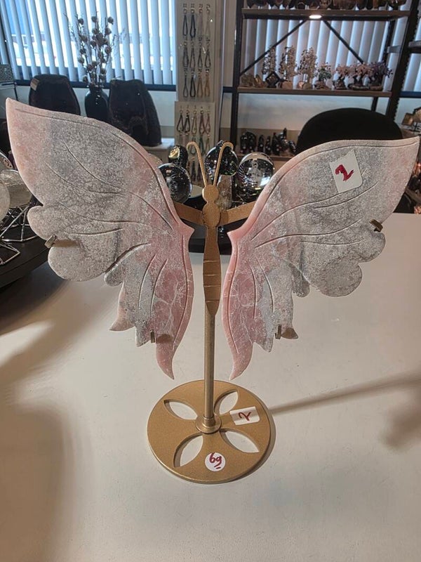 ROZE OPAAL VLINDER 24CM HOOG 22.5CM BREED NR. 50 helpt bij het loslaten van oude wonden, trauma's en spanningen, waardoor een gevoel van vrede en verlossing ontstaat.