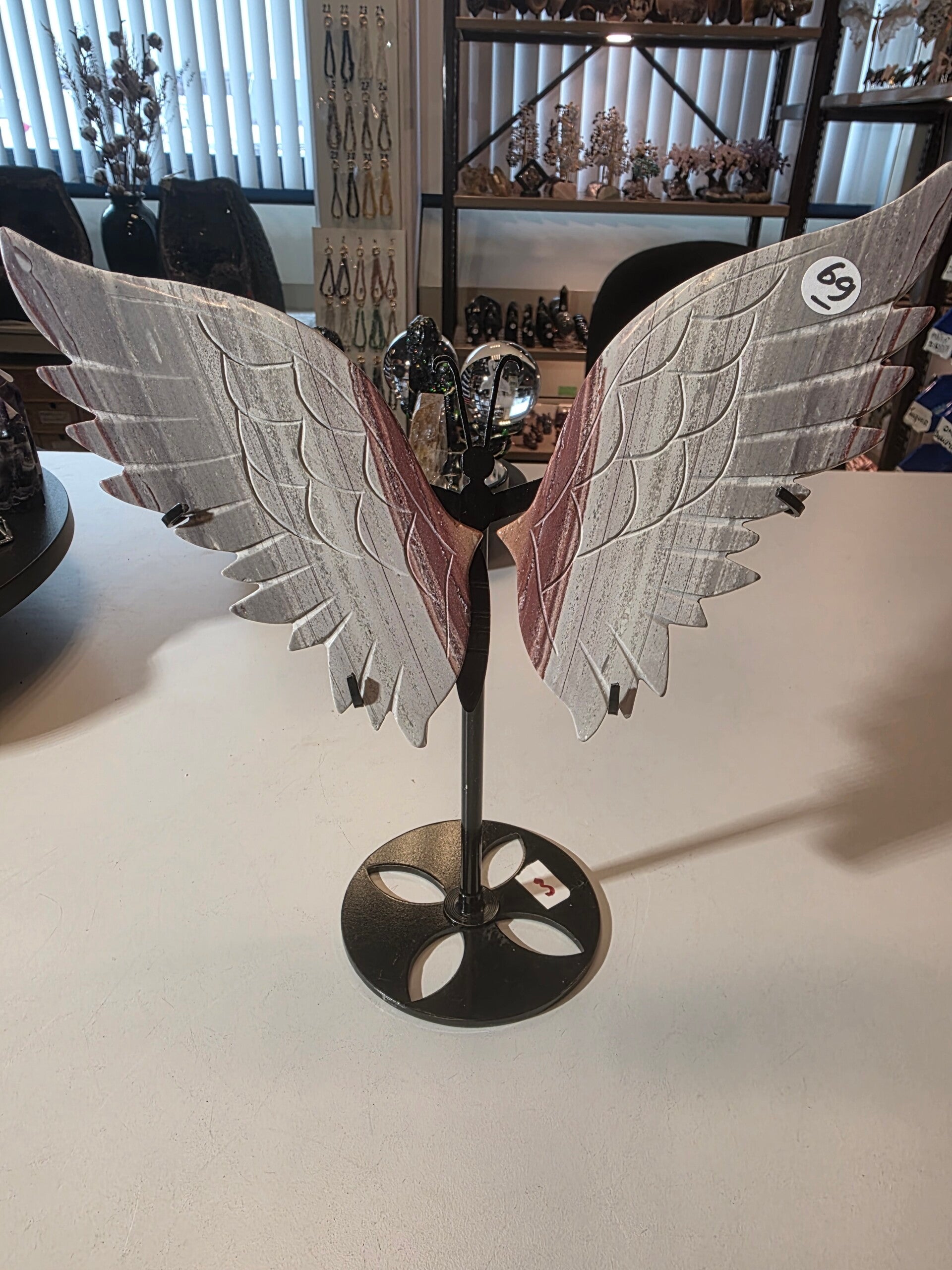 Mexicaanse Agaat Vlinder 24cm hoog 25cm breed nr. 53 bevorderen van balans, rust en bescherming. Het wordt geassocieerd met aardende, kalmerende en stabiliserende effecten, zowel op fysiek als emotioneel niveau.