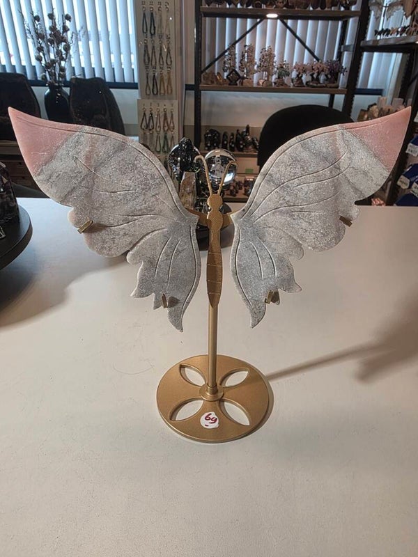 ROZE OPAAL VLINDER 24CM HOOG 24CM BREED NR. 54 helpt bij het loslaten van oude wonden, trauma's en spanningen, waardoor een gevoel van vrede en verlossing ontstaat.