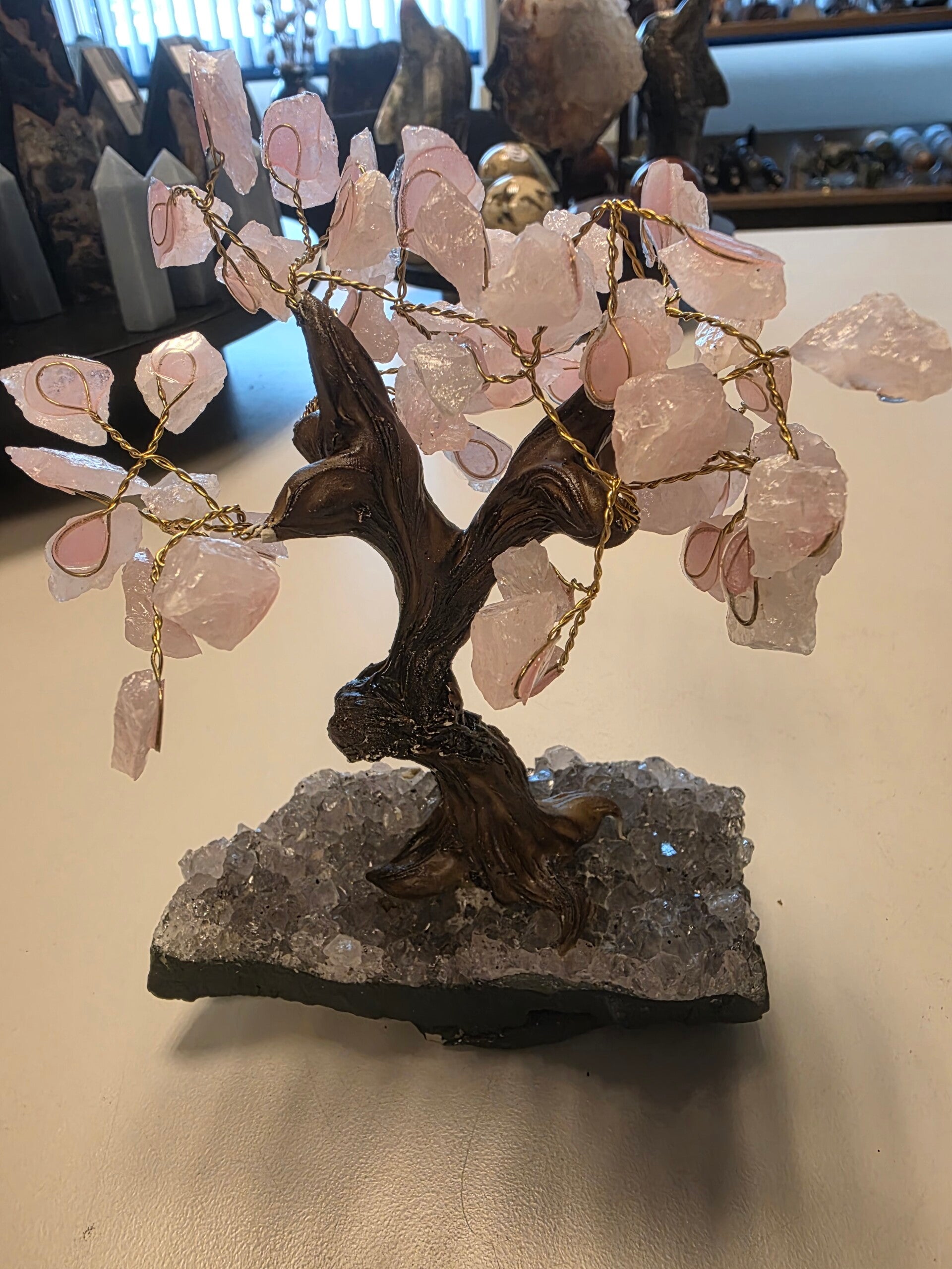 ROZENKWARTS EDELSTENEN BOOM NR. 64 Rozenkwarts wordt vaak gebruikt om liefde aan te trekken, zowel voor anderen als voor jezelf. Het kan helpen bij het helen van emotionele wonden en het loslaten van verdriet en boosheid