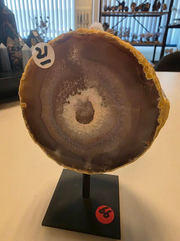 MINI AGAAT 14CM HOOG NR.66 staat bekend als een beschermende steen die helpt bij het loslaten van negatieve energie en het creëren van een gevoel van geborgenheid.