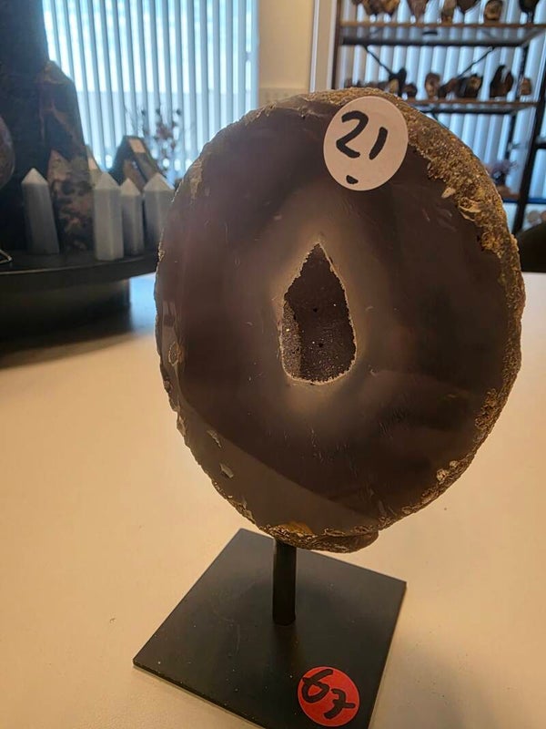 MINI AGAAT 13.5 CM HOOG NR.67 staat bekend als een beschermende steen die helpt bij het loslaten van negatieve energie en het creëren van een gevoel van geborgenheid.