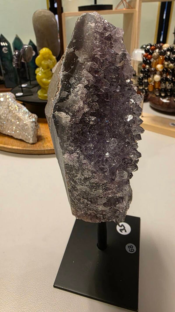 AMETHIST OP STANDVLAK 20.5 x10 cm nr. 68 Vergroot spiritueel bewustzijn en intuïtie, Vergemakkelijkt meditatie en spirituele groei, Beschermt tegen negatieve invloeden, Versterkt het gevoel van rechtvaardigheid en oprechtheid.