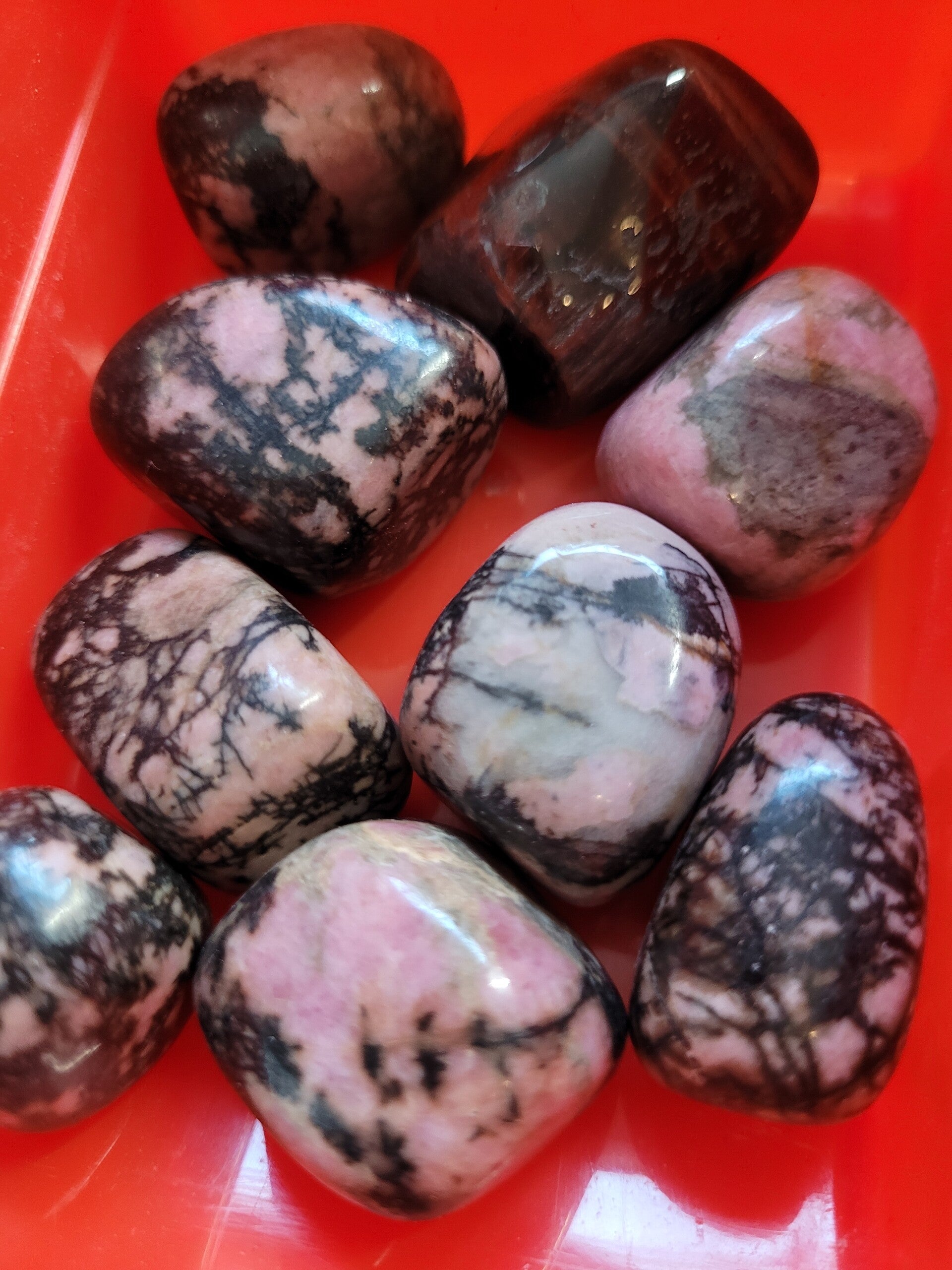 Rhodoniet trommelstenen (kalmeert de gemoederen en trekt positieve situaties aan)