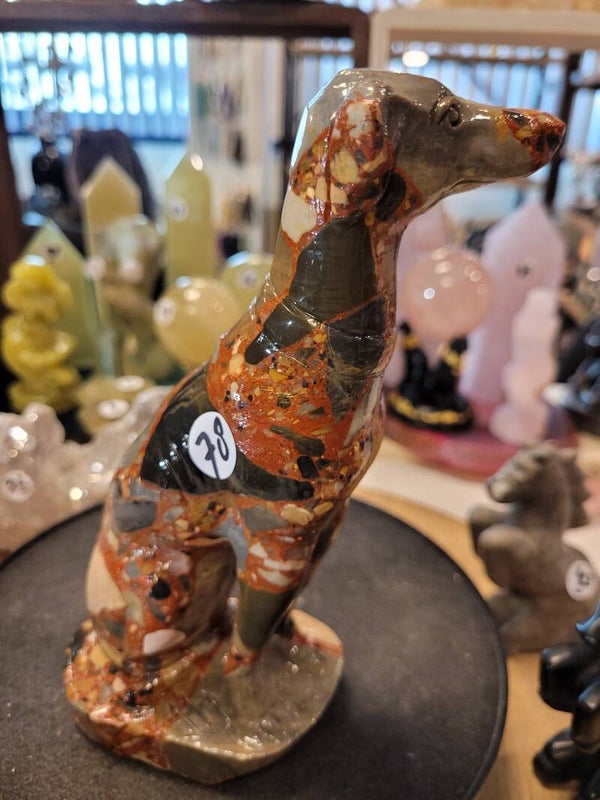 MONEY AGAAT HAZENWINDHONDaantrekken van rijkdom en kansen, het versterken van financiële doelen, en het bevorderen van stabiliteit, geluk en zelfvertrouwen.