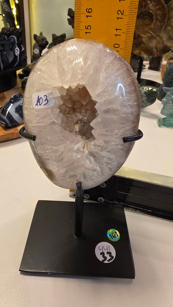 Amethist Geode 101 Sterk kalmerende, beschermende en zuiverende werking.