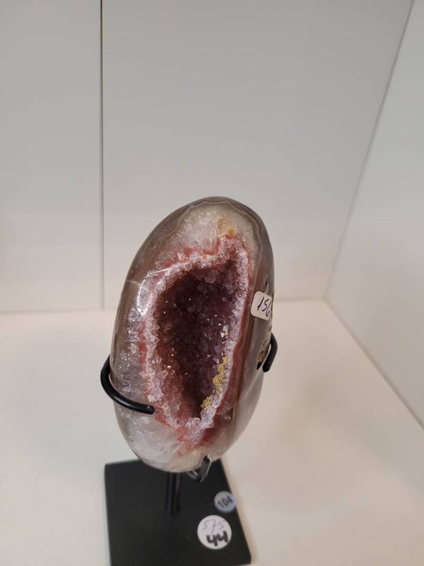 Amethist Geode no 104 De edelsteen Amethist heeft een heilzame werking op hoofdpijnen, migraine, whiplash, slapeloosheid, nachtmerries, diabetes, slecht werkende alvleesklier, stress en nervositeit. Amethist helpt tegen huidklachten en jeuk (in badwater).