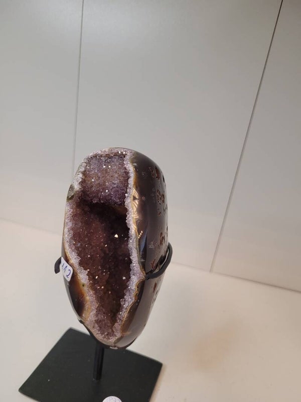 Amethist Geode no 78 De edelsteen Amethist heeft een heilzame werking op hoofdpijnen, migraine, whiplash, slapeloosheid, nachtmerries, diabetes, slecht werkende alvleesklier, stress en nervositeit. Amethist helpt tegen huidklachten en jeuk (in badwater).