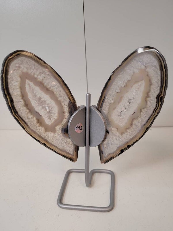 Agaat Vlinder no 113 Agaat is een beschermende en aardende edelsteen die innerlijke rust brengt. Agaat brengt je in verbinding met moeder aarde en schenkt je een gevoel van veiligheid en geborgenheid. De steen zet je aan tot zelfreflectie en zorgt ervoor