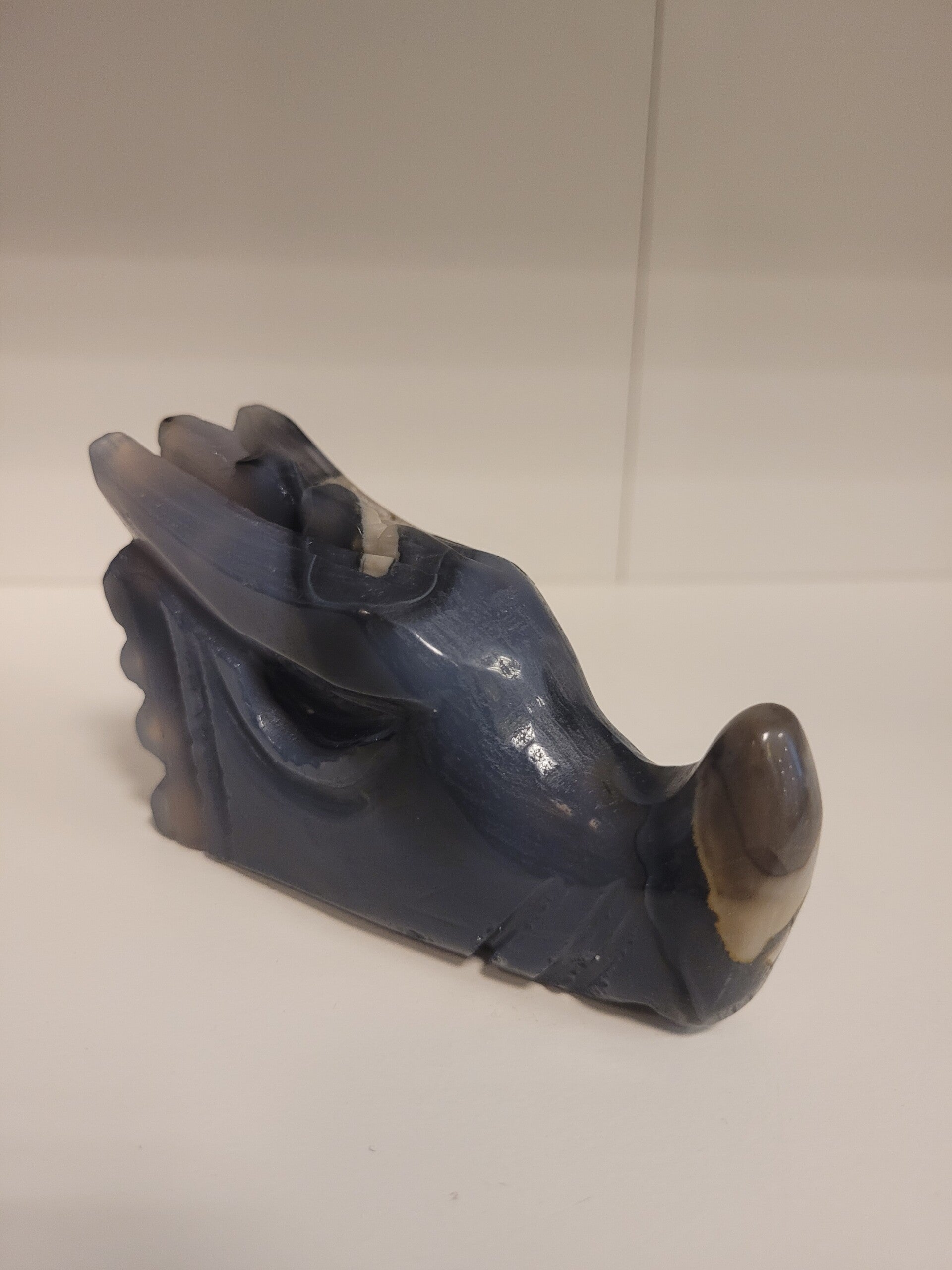 Prachtige vulcaan agaat Draak Vulkaan-agaat is een krachtig aardende en beschermende steen die helpt bij het afvoeren van negatieve energie, het bieden van emotionele stabiliteit en het stimuleren van persoonlijke groei en kracht