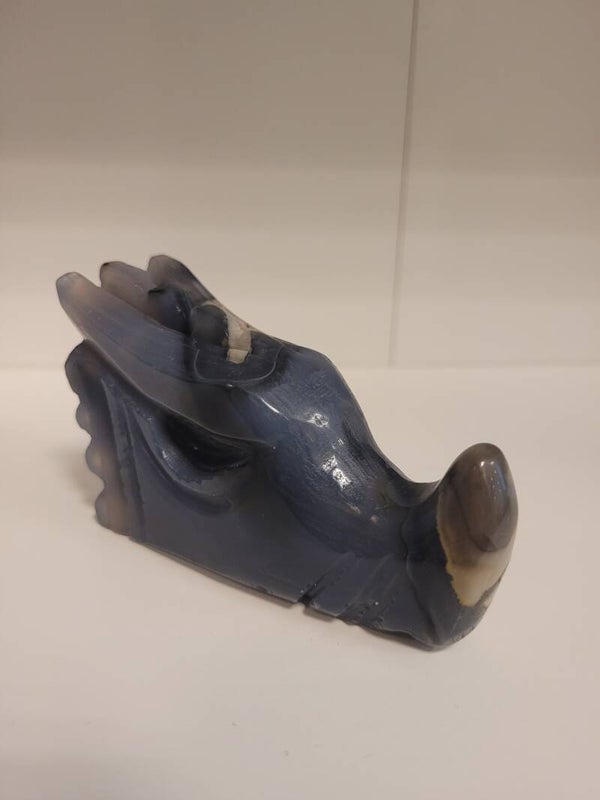 Prachtige vulcaan agaat  Is een krachtig aardende en beschermende steen die helpt bij het afvoeren van negatieve energie, het bieden van emotionele stabiliteit en het stimuleren van persoonlijke groei en kracht