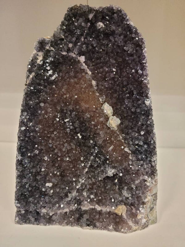 Amethist op standvlak 17x12 cm 1.770 gram nr 221