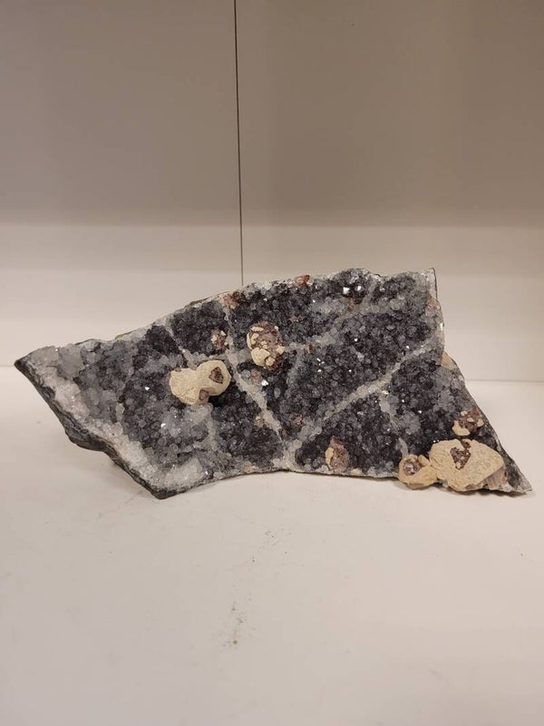 Amethist op standvlak  6 x17.5 cm  684 gram nr 237