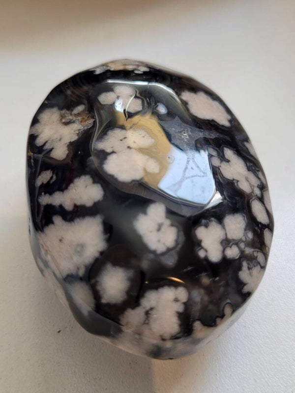 ZWARTE BLOEMAGAAT PALMSTEEN 7 CM Agaat is een steen die stabiliseert, aardt en beschermt. Ze bevordert innerlijke rust en zorgt daarmee voor een aardse nuchtere houding. Maar daar houden de eigenschappen van deze beschermende steen nog lang niet op. Spiri