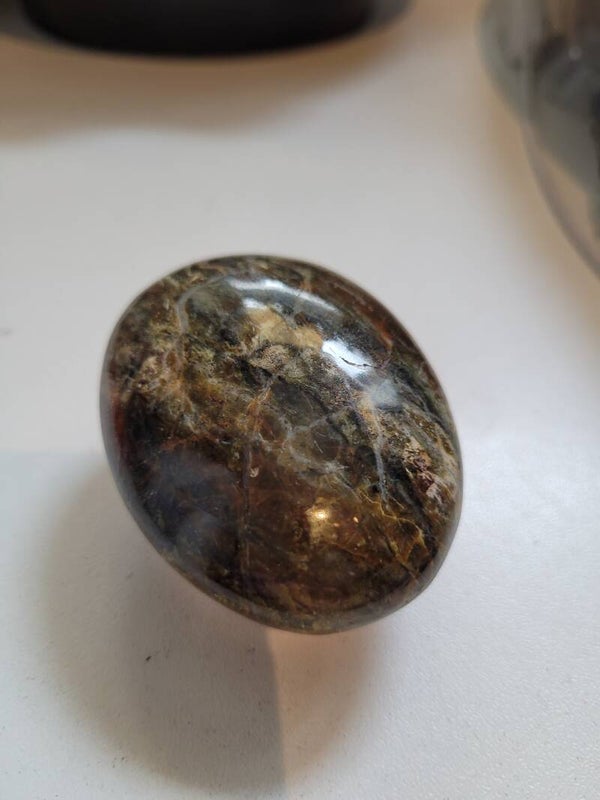 Groene Opaal Palmsteen 6.5 cm Werkt op maag en spijsvertering, sterkt het hart. Bevordert optimale verhouding tussen witte en rode bloedlichaampjes en bloedplaatjes. Tegen bloedziekten zoals anemie (bloedarmoede) en leukemie (bloedkanker). Beschermt milt,