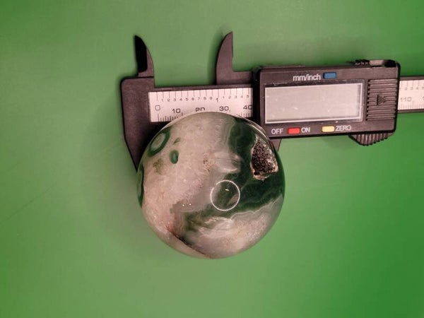 Groene bloemagaat nr 945 een relatief nieuwe, geliefde edelsteen uit Madagaskar die bekendstaat als de ultieme steen voor persoonlijke groei, het waarmaken van dromen en diepe emotionele heling.