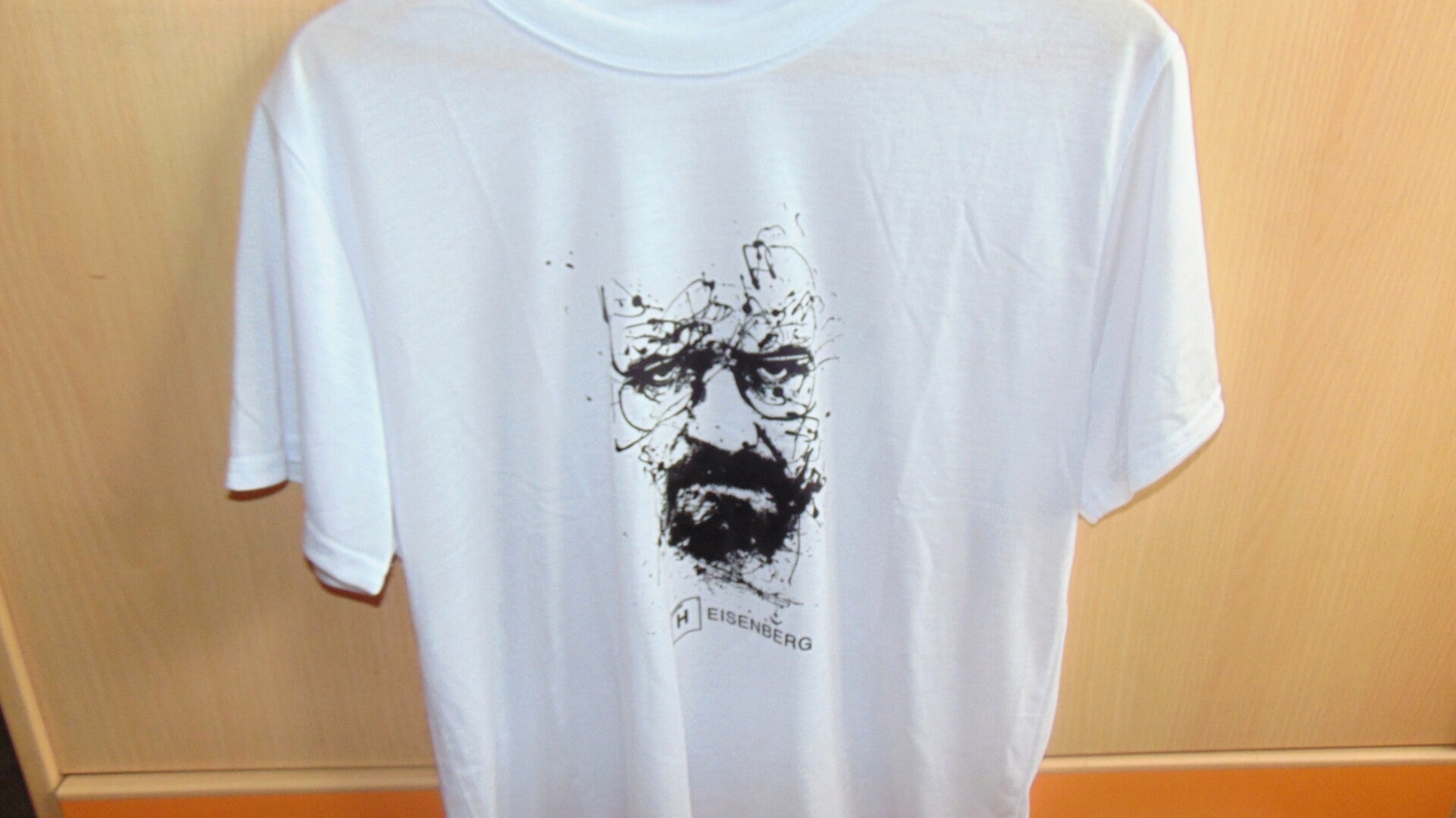 camiseta blanca de manga corta breaking bad "heisenberg"