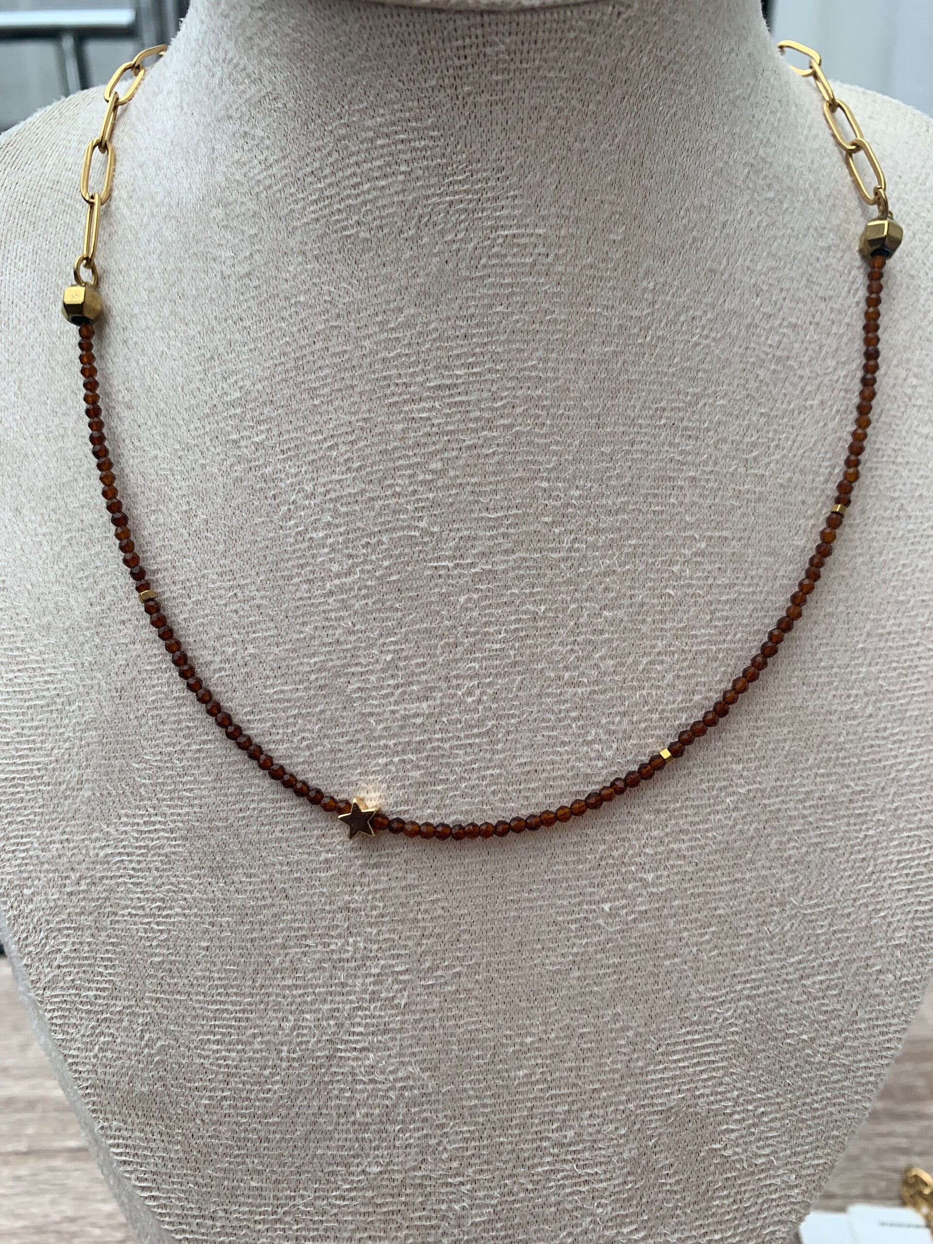 Collier fin marron