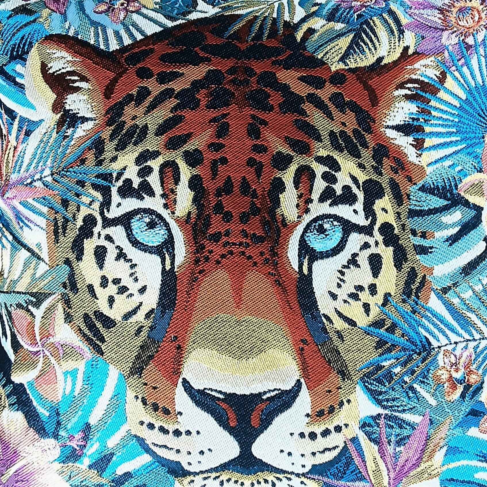 Sierkussen Panter, lichtblauw