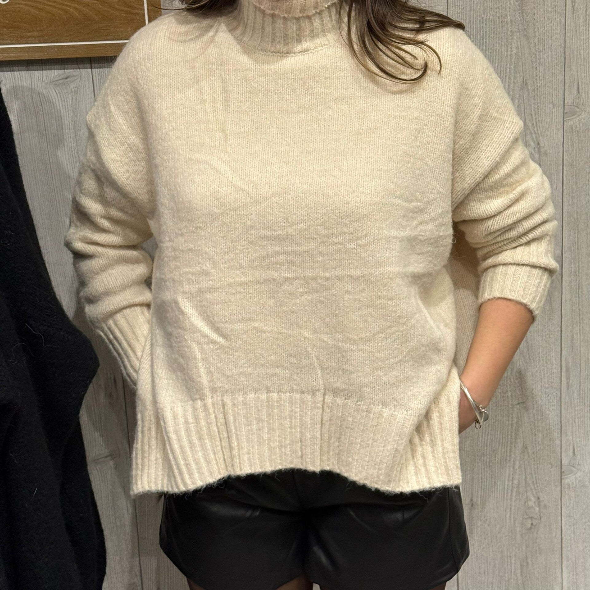 Pull beige, col montant