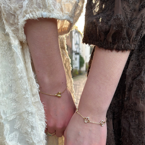 Armbandje bloemetjes goud/glitter