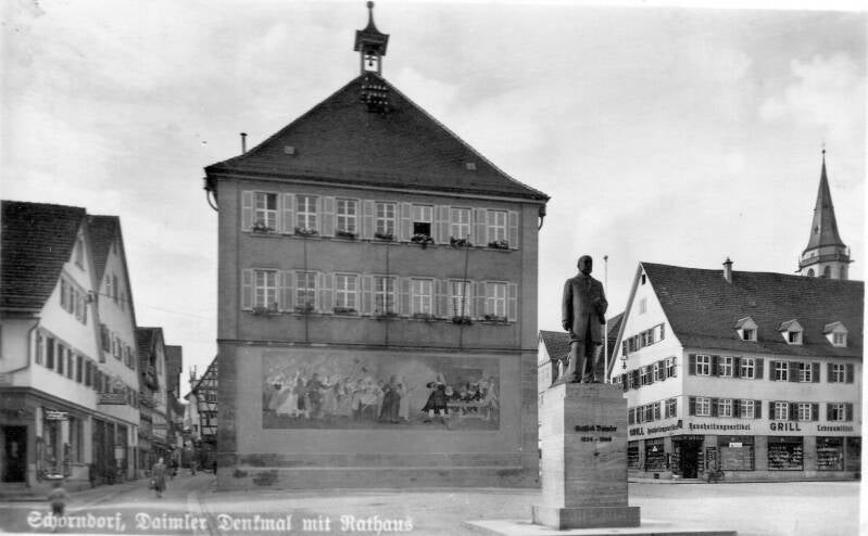 Daimlerdenkmal mit Rathaus