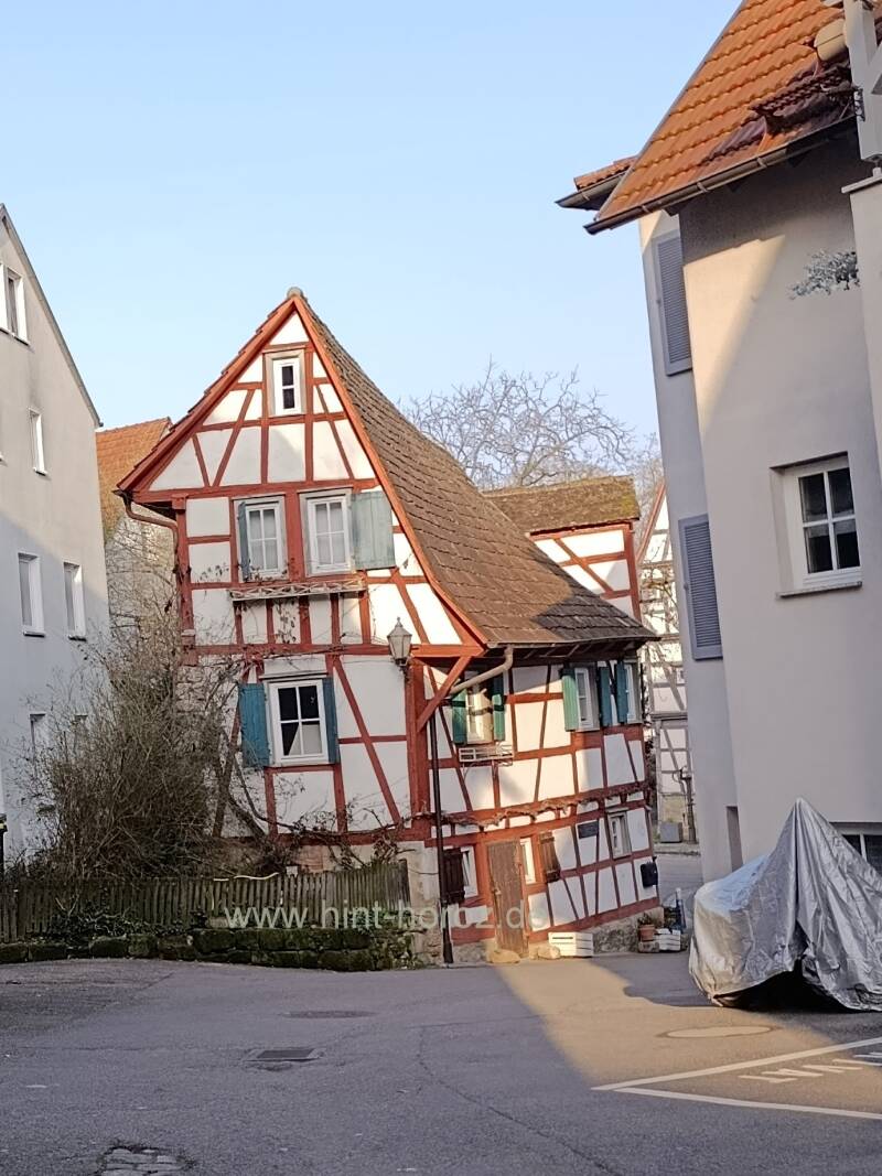 Haus auf der Mauer