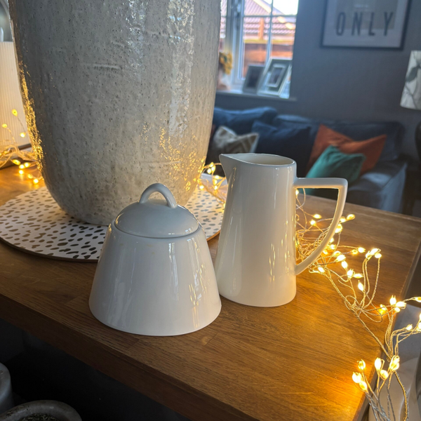 China milk jug and lidded sugar bowl