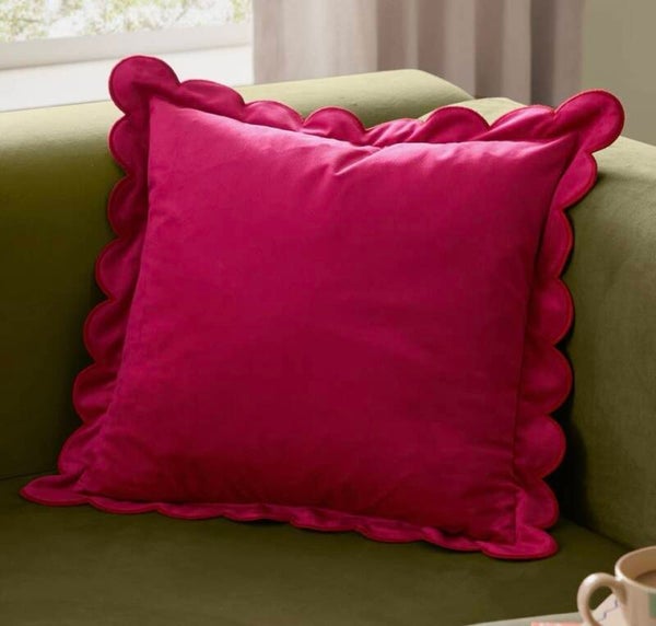 Lil scallop velvet cushion Red/Pink