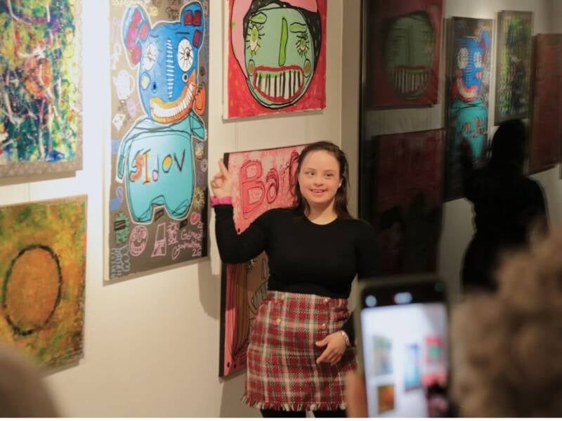 Artistas de ANDAR DE NONES en Zaragoza durante la muestra “Estrato”, iniciativa que une arte, diversidad funcional y comunidad cultural.