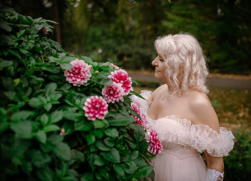 Elegancki portret dojrzałej kobiety w różowej stylizacji, sesja zdjęciowa Anna Bartkowska