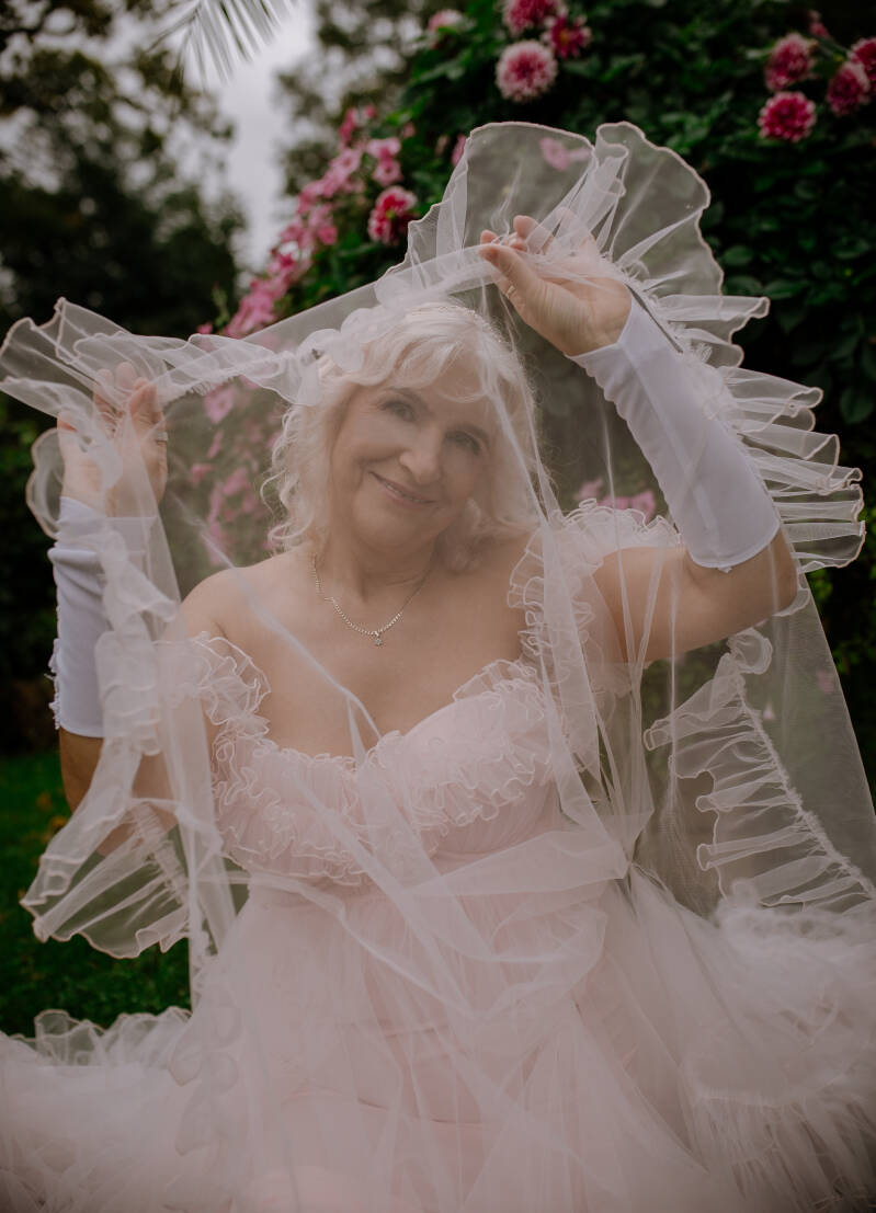 Plenerowa sesja urodzinowa dla kobiet kujawsko-pomorskie. Elegancka sesja glamour dla dojrzałych kobiet z autorską szafą pełną kreacji, zrealizowana w urokliwym parku miejskim po deszczu.