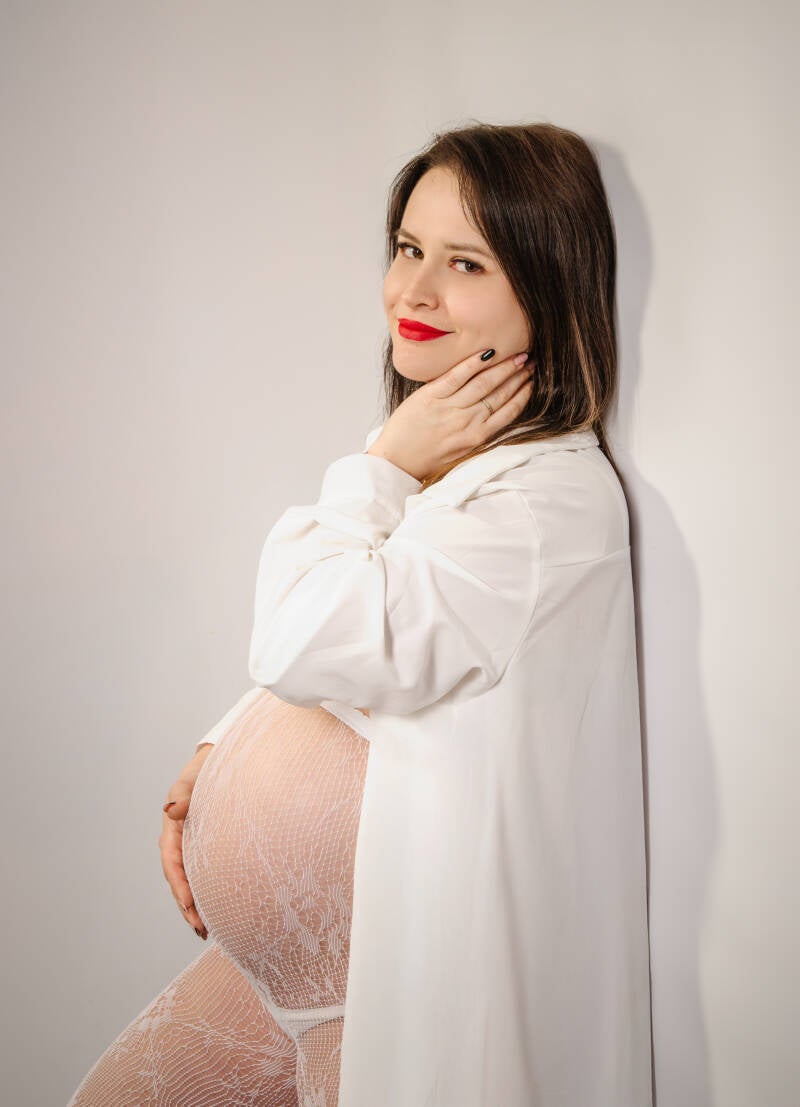  Elegancki i delikatny portret ciążowy w jasnej stylizacji z wyrazistym makijażem – studio fotografii kobiecej i buduarowej blisko Torunia i Bydgoszczy