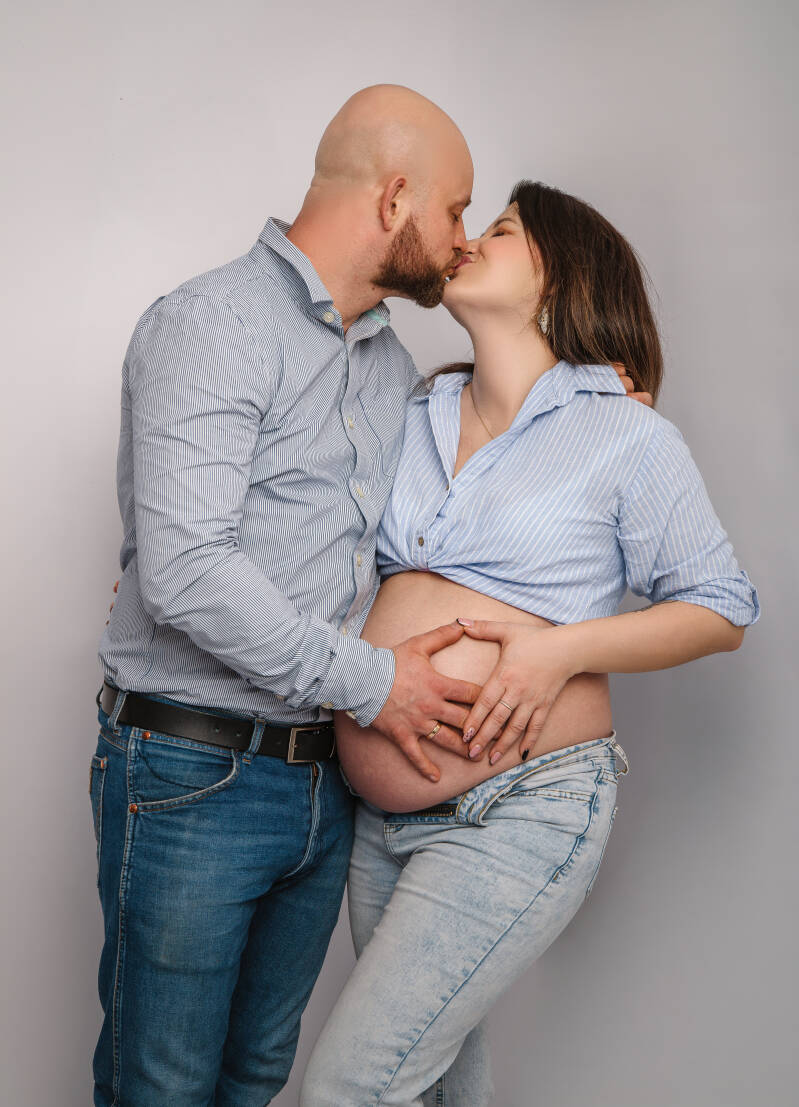 Studyjna sesja ciążowa w eleganckiej stylizacji, fotograf Grudziądz