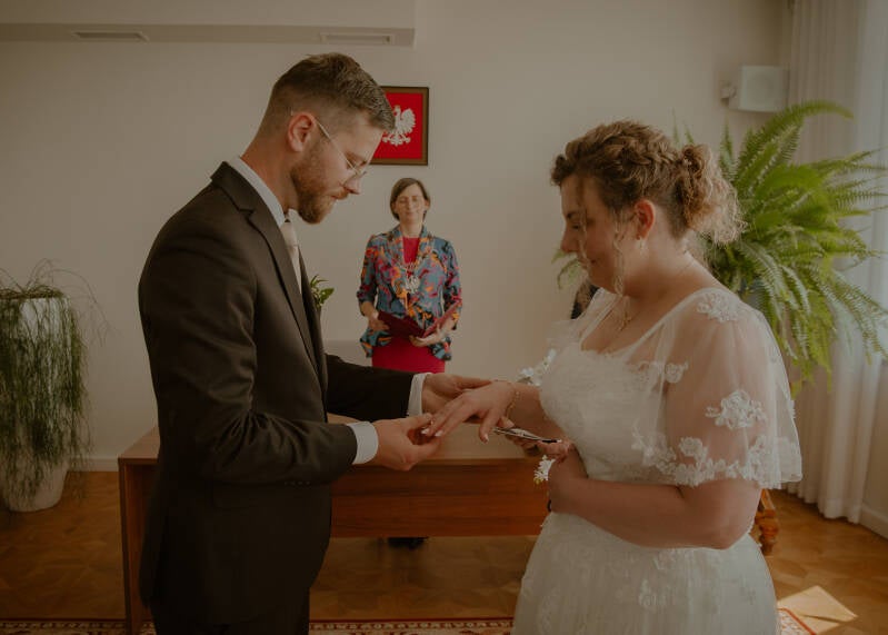 Szybka i emocjonalna przysięga w urzędzie stanu cywilnego, zdjęcia ze ślubu