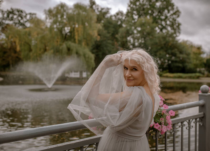 Elegancka sesja kobieca przy fontannie w parku, fotograf Grudziądz Anna Bartkowska
