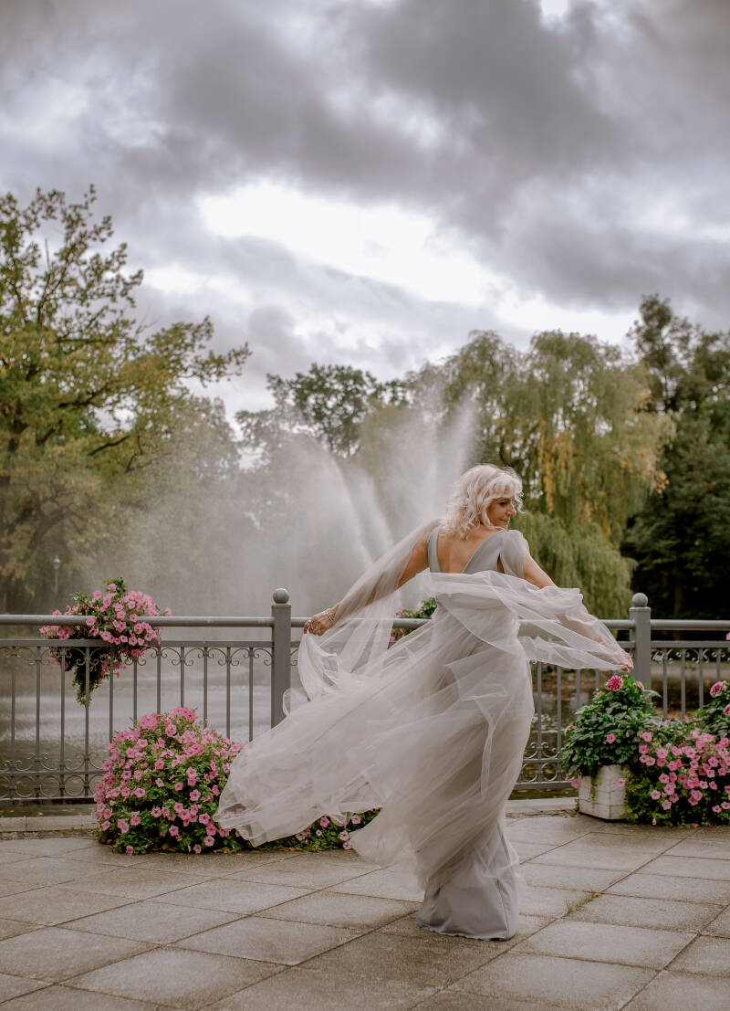 Dynamiczny kadr w szarej sukni tiulowej nad stawem, fotografia kobieca Grudziądz
