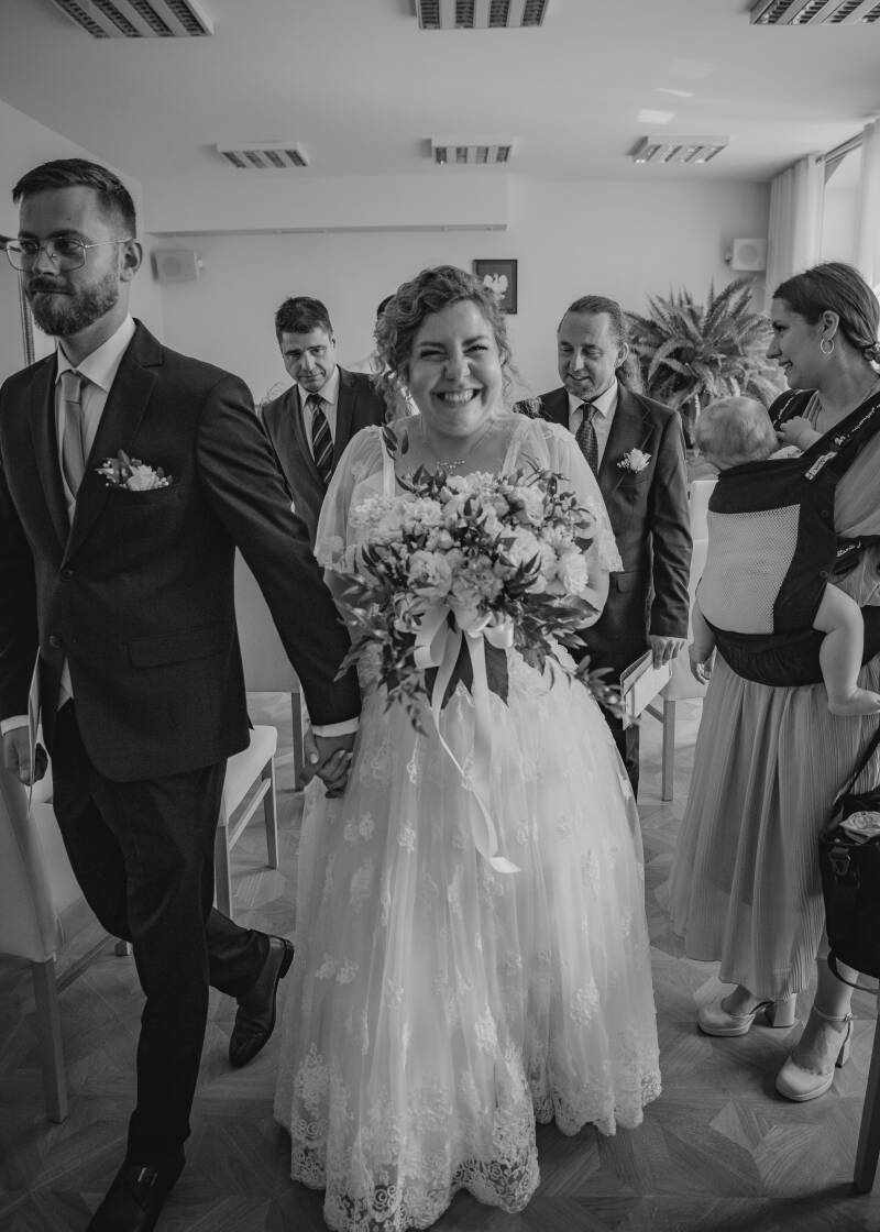 Radosne wyjście pary młodej po ceremonii, naturalna fotografia ślubna Kujawsko-Pomorskie