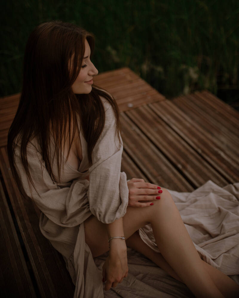Naturalna i zmysłowa sesja kobieca w stylu boho nad wodą o zmierzchu – profesjonalna fotografia dla kobiet z okolic Torunia i Bydgoszczy